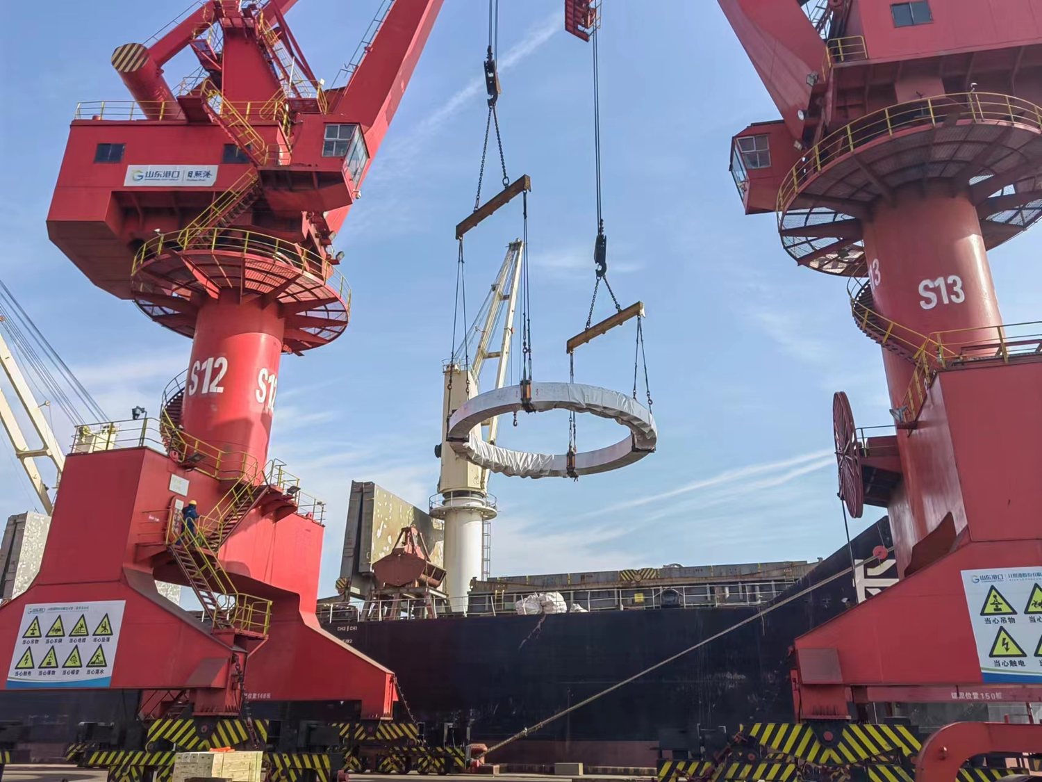Heavy-lift ring loaded at port by tandem portal cranes